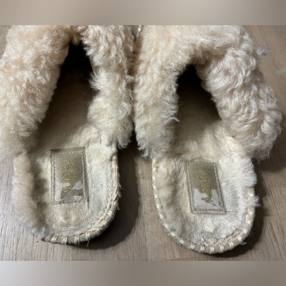UGG Aira Perforated/Gold sparkle Cream and Tan Slippers with Plush Lining size 8 - Picture 2 of 5